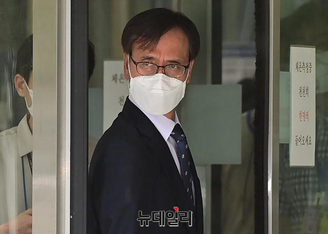 ▲ 한동훈 검사장을 폭행(독직폭행)한 혐의로 재판에 넘겨진 정진웅 울산지검 차장검사(53·사법연수원 29기)가 12일 오후 서울 서초구 서울중앙지법에서 열린 선고 공판 직후 법원을 나서는 모습. ⓒ정상윤 기자