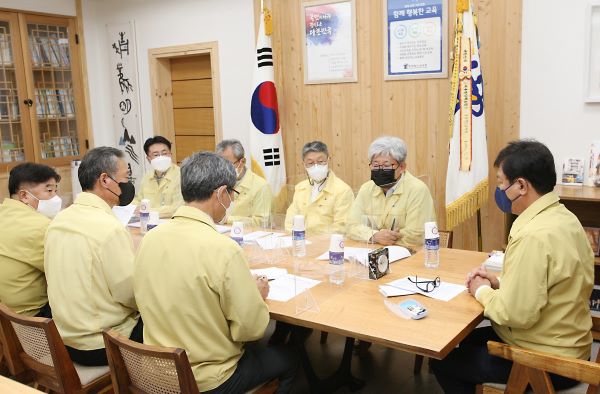 ▲ 영동지역 고교생 12명이 잇따라 코로나19로 확진되자 김병우 충북교육감이 12일 오후 관계부서장을 긴급 소집해 비상대책회의를 열고 있다.ⓒ충북도교육청