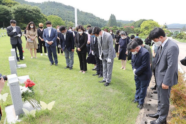 ▲ 양승조 충남도지사가 12일 기림의 날을 맞아 천안 국립 망향의 동산에서 도 간부들과 함께 참배를 하고 있다.ⓒ충남도