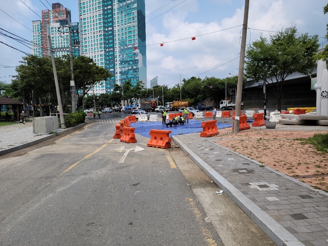 ▲ 지난 11일 저녁 10시 40분경 대구 안심로 안심역 동편 안심차량기지 진입로 부분에서 약 가로 10m, 세로 10m, 깊이 7m의 싱크홀이 발생했다.ⓒ대구시