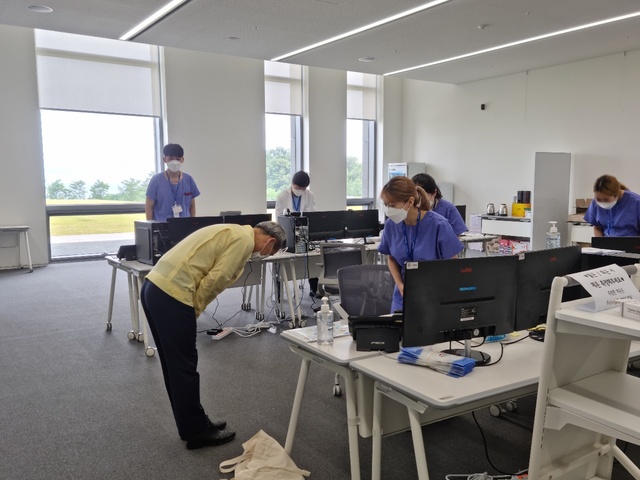 ▲ 채홍호 부시장이 12일 파티마병원 의료진과 해병대 1사단 군 장병, 대구시 공무원 등 현장 근무자들의 노고를 격려했다.ⓒ대구시