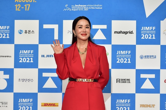 ▲ 배우 엄정화가 12일 제17회 제천국제영화음악제에 참석한 가운데 레드카펫을 밟은 뒤 사진기자들에게 포즈를 취하고 있다.ⓒ제천시