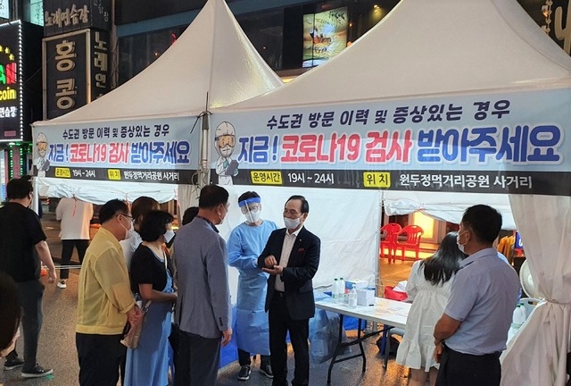 ▲ 박상돈 천안시장이 천안시 두정동 임시선별진료소에서 상인들과 코로나19 방역 대책과 관련해 대화를 하고 있다.ⓒ천안시