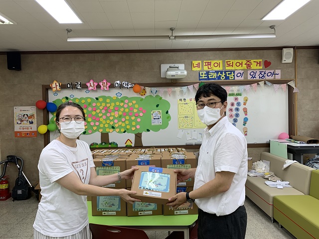 ▲ 의성군청소년상담복지센터는 ‘수능-100일 응원’ 비대면 상담 키트를 전달했다.ⓒ의성군