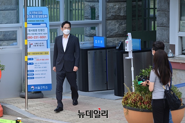 ▲ 이재용 삼성전자 부회장이 광복절을 앞두고 13일 오전 경기도 의왕시 서울구치소에서 가석방되어 나오고 있다. ⓒ뉴데일리 DB