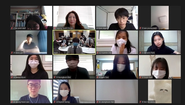 ▲ 여름방학 국제문화 학습캠프에 참석한 학생들이 온라인을 통해 대화를 나누고 있다.ⓒ세종교육청