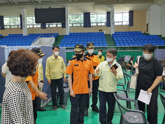 ▲ 정남구 대구소방안전본부장은 12일 코로나19 예방접종센터를 방문하여 화재 등 재난 대비 시설을 확인하고, 의료진 및 119구급대원 등에 격려와 함께 감사의 마음을 전달했다.ⓒ대구시