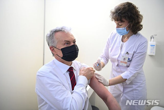 기타나스 나우세다 리투아니아 대통령이 지난 3월 아스트라제네카(AZ)의 코로나 백신을 맞고 있다. 어떤 나라의 친중파 대통령처럼 숨어서 백신을 접종하지는 않는다. ⓒ뉴시스 AP. 무단전재 및 재배포 금지.