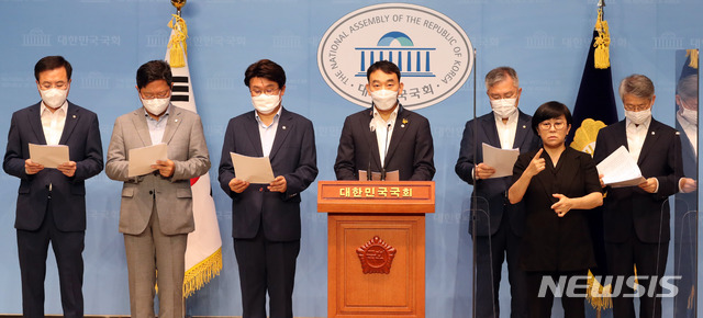 ▲ 여권 초선 의원들 모임인 처럼회 소속 의원들이 13일 서울 여의도 국회 소통관에서 사법개혁 관련 기자회견을 하고 있다. 왼쪽부터 더불어민주당 윤영덕, 김승원, 황운하, 김용민 의원, 열린민주당 최강욱 대표, 더불어민주당 민형배 의원. ⓒ뉴시스