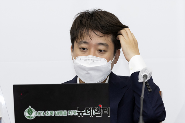 ▲ 이준석 국민의힘 대표가 지난 5일 오전  국회에서 열린 최고위원회의에서 노트북을 보고 있다.ⓒ이종현 기자