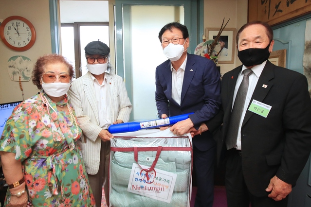 ▲ 김대권 대구 수성구청장은 13일 제76회 광복절을 맞아 범물동에 거주하는 독립유공자 유가족 2세대를 방문했다.ⓒ수성구