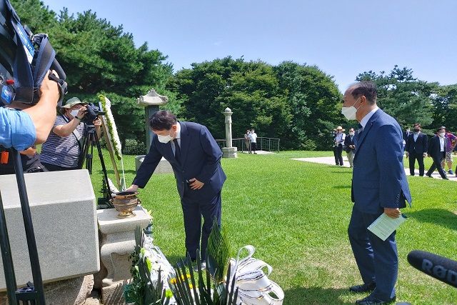 ▲ 국민의힘 윤석열 대선 예비후보가 15일 서울 용산구 효창공원을 찾아 백범 김구 선생 묘역에 참배하고 있다.ⓒ뉴데일리 DB