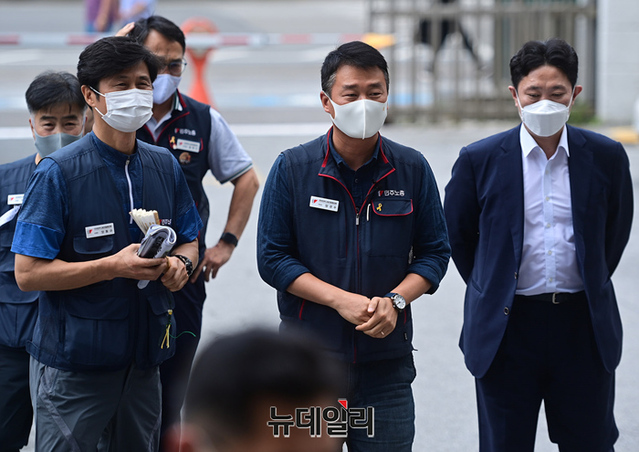 ▲ 지난 7월 3일 서울도심에서 방역지침을 위반하고 8,000여 명이 모여 전국노동자대회를 주도한 혐의를 받고 있는 양경수 민노총위원장이 4일 오후 서울 종로구 종로경찰서에 피의자 신분으로 출석하고 있다. ⓒ정상윤 기자