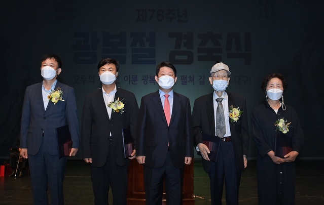 ▲ 권영진 대구시장이 제76주년 광복절 기념식에서 독립유공자 포상을 하고 기념촬영을 하고 있다.ⓒ대구시