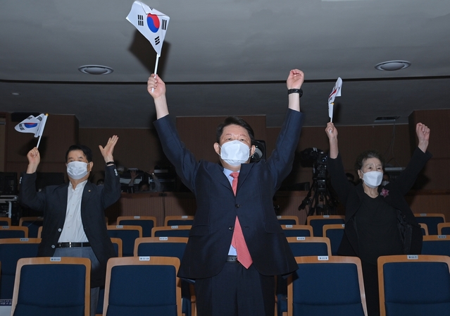 ▲ 권영진 대구시장이 제76주년 광복절을 맞아 15일 오전 10시 대구문화예술회관 팔공홀에서 열린 기념식에서 만세삼창을 외치고 있다.ⓒ대구시