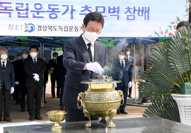 ▲ 이철우 경상북도지사는 광복회 경상북도지부(이동일 지부장) 주관으로 15일 오전 10시에 경상북도독립운동기념관에서 열린 제76주년 광복절 기념 독립운동가 추모벽 참배행사에 참석했다.ⓒ경북도