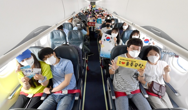 ▲ 경상북도는 15일 광복 76주년을 맞아 대구경북신공항 이전지 선정 1주년을 기념하고 2025년 개항을 목표로 건설 중인 울릉공항 홍보를 위해 대구공항을 출발해 동해안과 울릉도·독도 상공을 돌아오는 ‘대구-울릉도(독도) 무착륙 비행 행사’를 가졌다고 밝혔다.ⓒ경북도