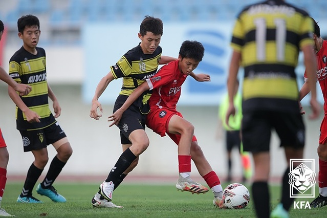 ▲ 글로벌선진중 축구부 선수가 제58회 청룡기 전국중학교 축구대회에서 우승을 차지했다. 사진은 경기 장면.ⓒ글러벌선진학교