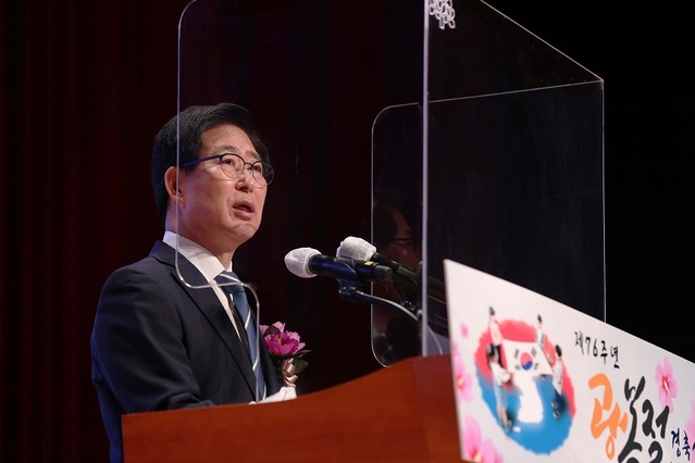 ▲ 양승조 충남도지사가 15일 도 문예회관에서 열린 제76주년 광복절 경축식에서 기념사를 하고 있다.ⓒ충남도