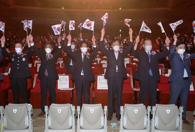 ▲ 15일 충남도 문예회관에서 열린 제76주년 광복절 경축식에서 양승조 충남도지사 등 참석 내빈들이 만세삼창을 하고 있다.ⓒ충남도