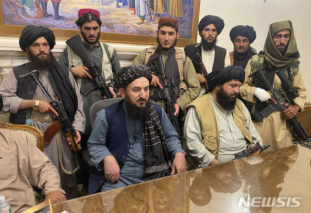 아프가니스탄 정부의 항복선언 이후 대통령궁을 장악한 탈레반 인사들. ⓒ뉴시스 AP. 무단전재 및 재배포 금지.