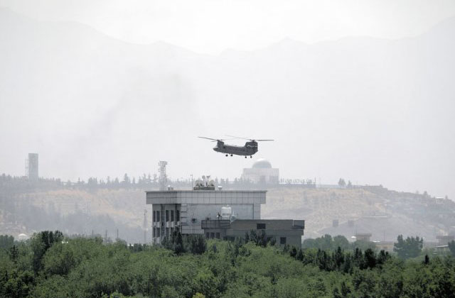 탈레반이 승리를 선언한 15일 카불소재 미국대사관에 접근 중인 미군 CH-47 치누크 수송헬기. ⓒ뉴시스 AP. 무단전재 및 재배포 금지.