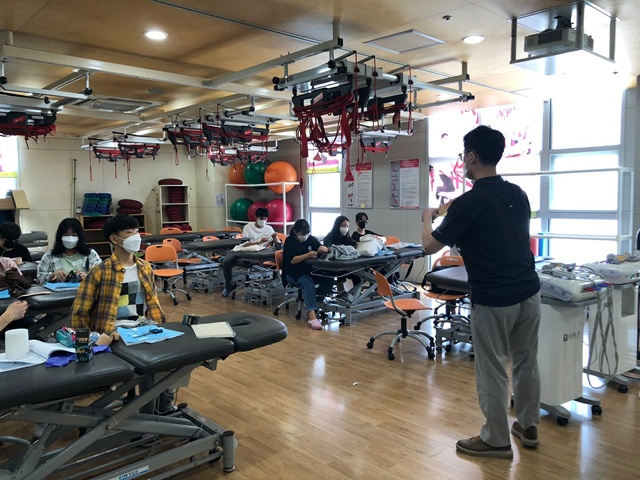 ▲ 2020년  대구보건대학교 학과 실습실에서 중·고교생을 대상으로 진로‧직업 체험활동을 하고 있다.ⓒ대구보건대