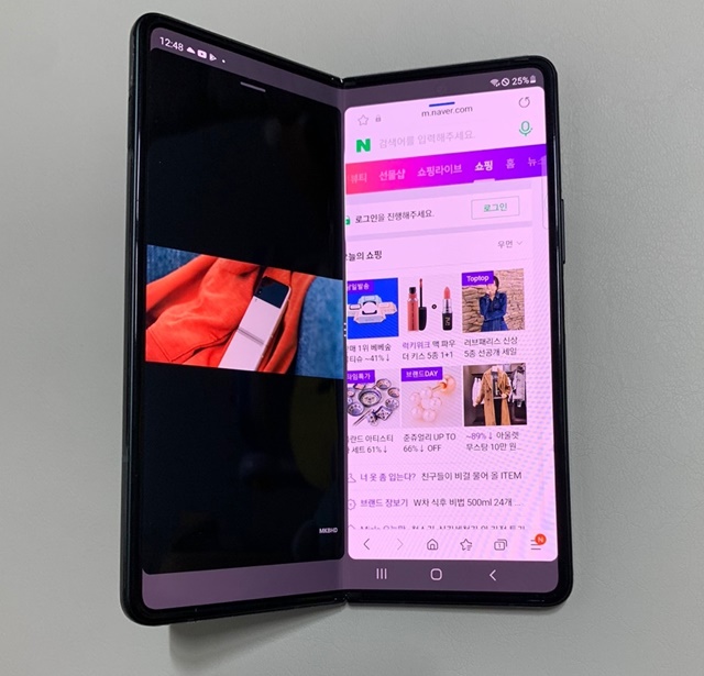 ▲ 갤럭시Z폴드3를 반만 접은 상태로 동영상과 인터넷을 동시에 사용하는 모습. ⓒ이성진 기자