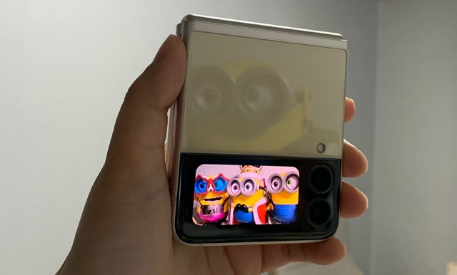 ▲ 갤럭시Z플립3 커버 디스플레이를 활용해 셀피 촬영하는 모습. ⓒ이성진 기자