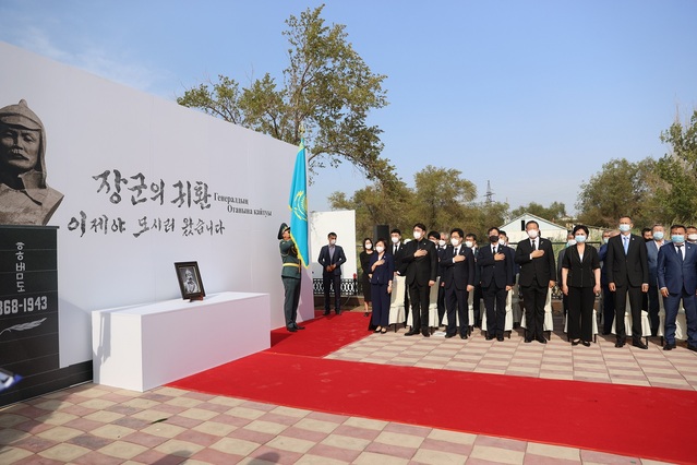 ▲ 홍범도 장군 유해봉환 대통령 특사단(단장 황기철 국가보훈처장)이 14일 카자흐스탄 홍 장군 묘역 앞에서 추모식을 갖고 있다. 홍범도 장군 유해는 지난 15일 국내로 봉환돼 대전 현충원에 안장됐다. 홍범도 장군 유해는 16~17일 추모기간을 거쳐 18일 대전현충원에 안장된다.ⓒ국가보훈처