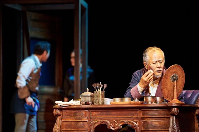 ▲ 연극 '더 드레서' 공연 장면.ⓒ국립정동극장