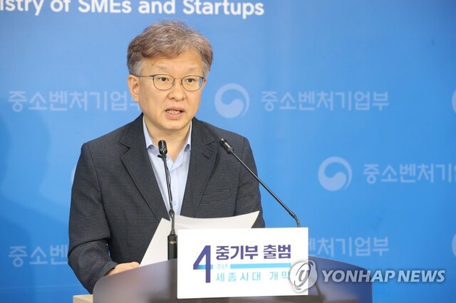 ▲ 17일 희망회복자금 지급절차를 설명하고 있는 권칠승 중소벤기업부장관 ⓒ연합뉴스 제공