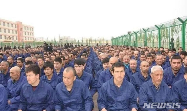 ▲ 중국의 위구르족 수용소. 불법비밀감옥에서 회유와 협박을 받고고 친중파로 전향하지 않은 해외 위구르족이 최종적으로 도착하는 곳이다. ⓒ뉴시스. 무단전재 및 재배포 금지.