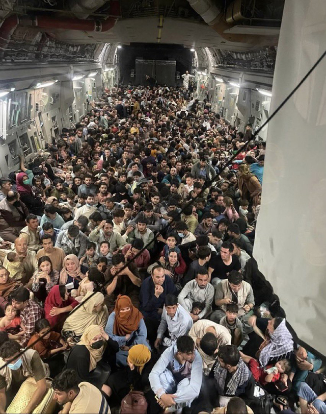 ▲ 15일(현지시간) 아프가니스탄 수도 카불 하미드 카르자이 국제공항에서 카타르 알우데이드 공군기지로 가는 미공군 C-17A 수송기에 아프간을 탈출하는 아프간인 640명이 앉아 있는 모습. ⓒ뉴시스=디펜스원 홈페이지 캡쳐