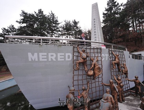 ▲ 정원의 7배가 넘는 1만4,000여명을 태우고, 기적적으로 거제 장승포에 도착한 흥남철수작전 당시 마지막 수송선 메러디스 빅토리호 조형물. ⓒ 뉴데일리