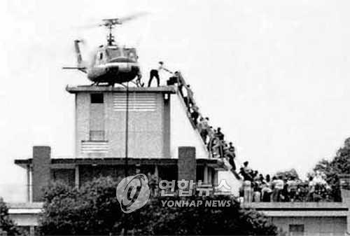 ▲ 1975년 베트남 전쟁 당시 미군 헬기를 타고 탈출하는 미국인들과 외국인들 ⓒ연합뉴스 자료사진