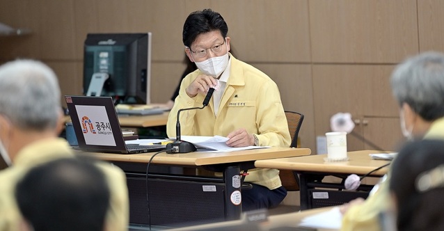 ▲ 김정섭 충남 공주시장이 17일 시청 대백제실에서 열린 주간업무보고회에서 청년 정책에 대해 모두 발언을 하고 있다.ⓒ공주시