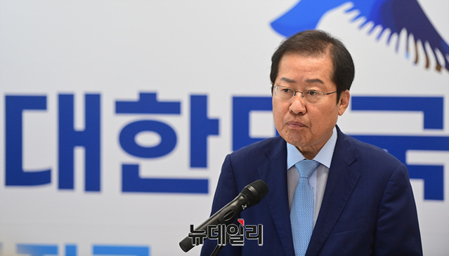 ▲ 홍준표 국민의힘 대선 예비후보가 17일 오전 서울 여의도 캠프 사무실에서 비대면 방식으로 기자회견을 열고 대선 출마를 공식 선언했다.ⓒ정상윤 기자