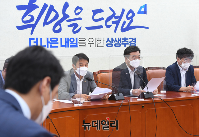 ▲ 윤호중 더불어민주당 원내대표가 17일 오전 서울 여의도 국회에서 열린 원내대책회의에서 발언을 하고 있다. ⓒ이종현 기자