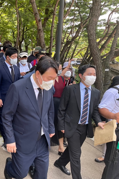 ▲ 국민의힘 윤석열 대선 예비후보와 캠프 청년 참모 김인규씨.ⓒ윤석열 캠프 제공