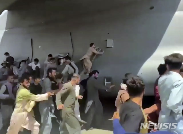 ▲ 카불국제공항에서 활주로를 달리려는 미군 C-17 수송기에 아프간 시민들이 달려들고 있다. ⓒ뉴시스 AP. 무단전재 및 재배포 금지.