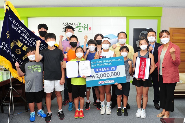 ▲ 김영만 군위군수가 군위초 테니스부 우승을 격려했다.ⓒ군위군