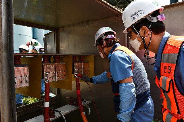 ▲ 포항제철소 직원들이 비상 변압기 설치 및 케이블 단말 연결상태를 점검하고 있다.ⓒ포항제철소