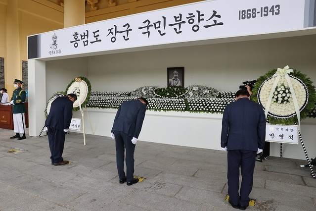 ▲ 제76주년 광복절인 지난 15일 서거 78년만에 고국으로 유해가 봉환된 홍범도 장군이 18일 국립대전현충원에 안장된다.홍범도 장군은 일제 강점기 봉오동과 청산리 전투에서 대승을 이끈 독립영웅이다. 지난 17일 권중순 대전시의장이 대전현충원에 마련된 홍범도 장군 국민분향소에서 추모를 하고 있다. ⓒ대전시의회