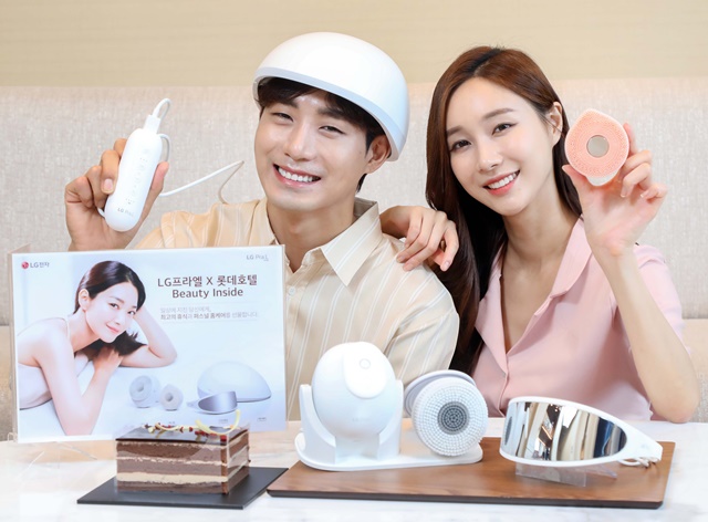 ▲ LG전자 모델들이 롯데호텔 서울 이크제큐티브타워 내 객실에서 LG 프라엘 제품을 소개하고 있다. ⓒLG전자