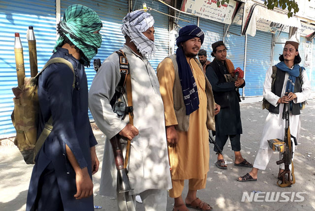 ▲ 카불 시내의 탈레반들. 탈레반이 자신들의 말을 지킬지를 두고 국제사회도 반신반의 하고 있다. ⓒ뉴시스 AP. 무단전재 및 재배포 금지.