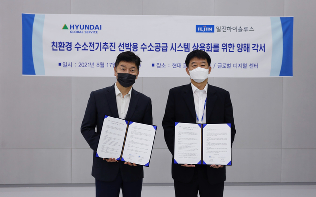 ▲ 안홍상 일진하이솔루스 대표(왼쪽)가 박후식 현대글로벌서비스 디지털제어사업부문장과 친환경 수소전기추진 선박용 수소공급 시스템 상용화를 위한 양해각서를 체결한 뒤 기념촬영하고 있다. ⓒ일진하이솔루스