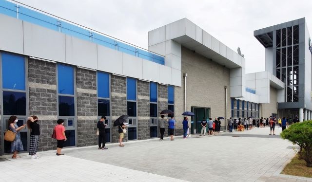 ▲ 충주종합운동장 임시선별진료소.ⓒ충주시