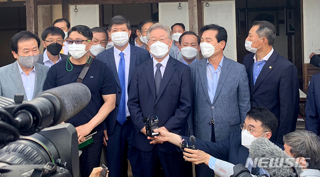 ▲ 더불어민주당 대권 주자인 이재명 경기지사가 14일 김대중 전 대통령의 3남 김홍걸 국회의원과 전남 신안 하의도 김 전 대통령 생가를 찾아 취재진 질문에 답하고 있다. ⓒ뉴시스