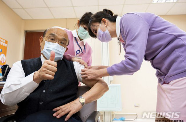 ▲ 지난 3월 아스트라제네카(AZ)의 코로나 백신을 맞으며 엄지를 들어보이는 쑤전창 대만 국무원장(총리). 백신을 맞는 데 칸막이 따위는 없다. ⓒ뉴시스 AP. 무단전재 및 재배포 금지.